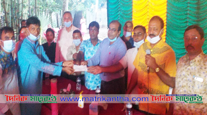 পাংশায় হিন্দু ধর্মীয় কল্যাণ ট্রাস্টের উদ্যোগে পূজা মন্ডপে আর্থিক অনুদানের চেক বিতরণ